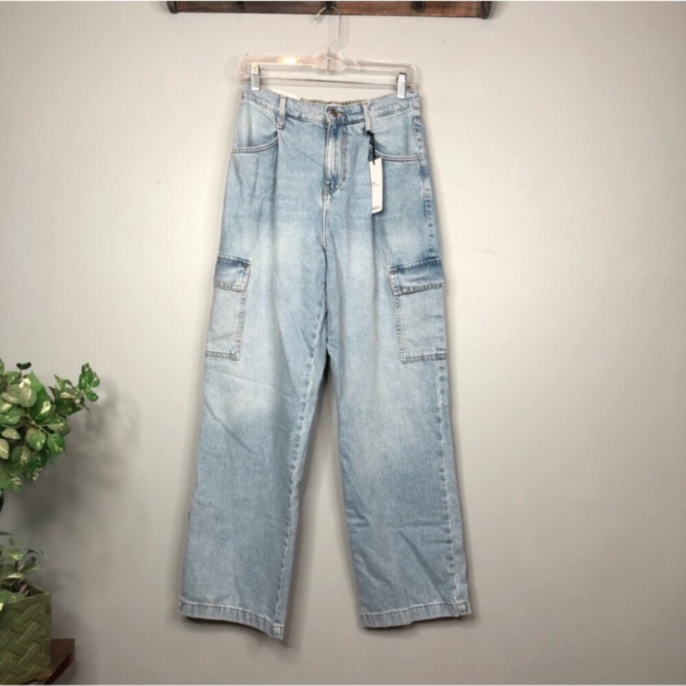 NWT Forever 21 Light Wash Cargo Jean - Straight/Wide Leg.
